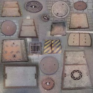 Eine ganze Reihe verschiedenster Schachtabdeckungen